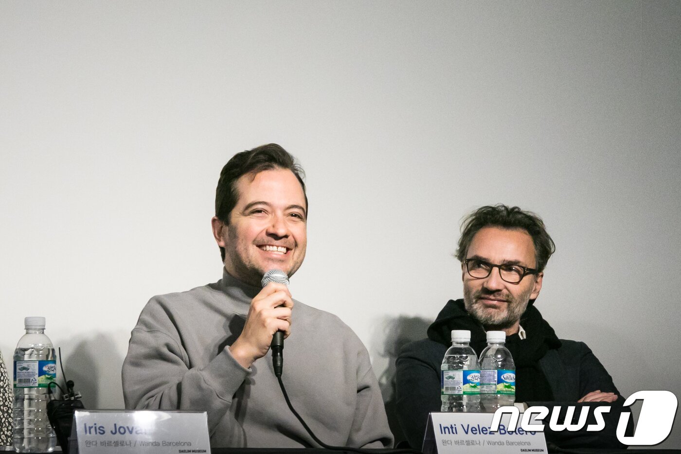 본문 이미지 - 스페인 디자인 그룹 '완다 바르셀로나'의 리더이자 건축가 인티 벨레즈 보테로(왼쪽)가 6일 서울 종로구 자하문로 대림미술관에서 열린 기획전 '페이퍼, 프레즌트: 너를 위한 선물' 간담회에서 설치작품 '꽃잎에 스며든 설렘'에 관해 설명하고 있다.  2017.12.6/뉴스1 ⓒ News1 박정환 기자