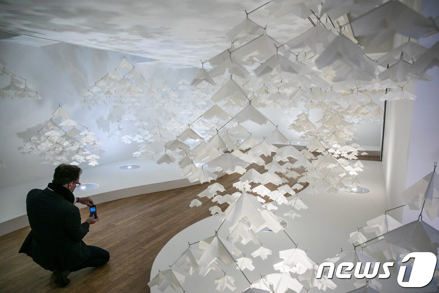 본문 이미지 - 스위스 디자인 그룹 '아틀리에 오이'가 제작한 설치작품 '멈춰진 시간을 깨우는 바람' .  2017.12.6/뉴스1 ⓒ News1 박정환 기자