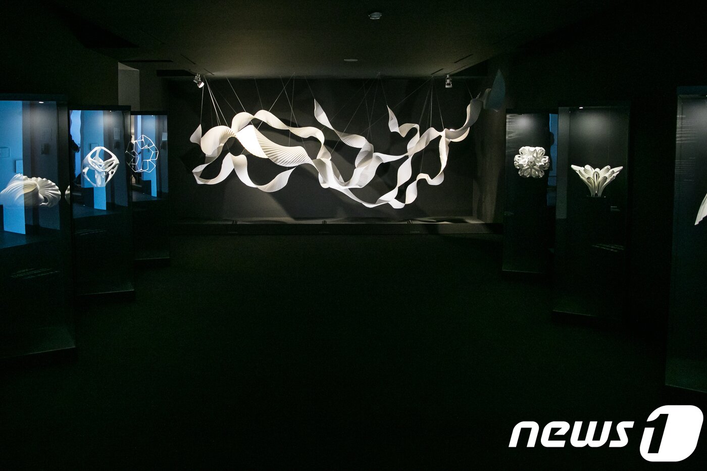 본문 이미지 - 리차드 스위니가 제작한 종이공예 '고요한 새벽의 별 빛' .  2017.12.6/뉴스1 ⓒ News1 박정환 기자