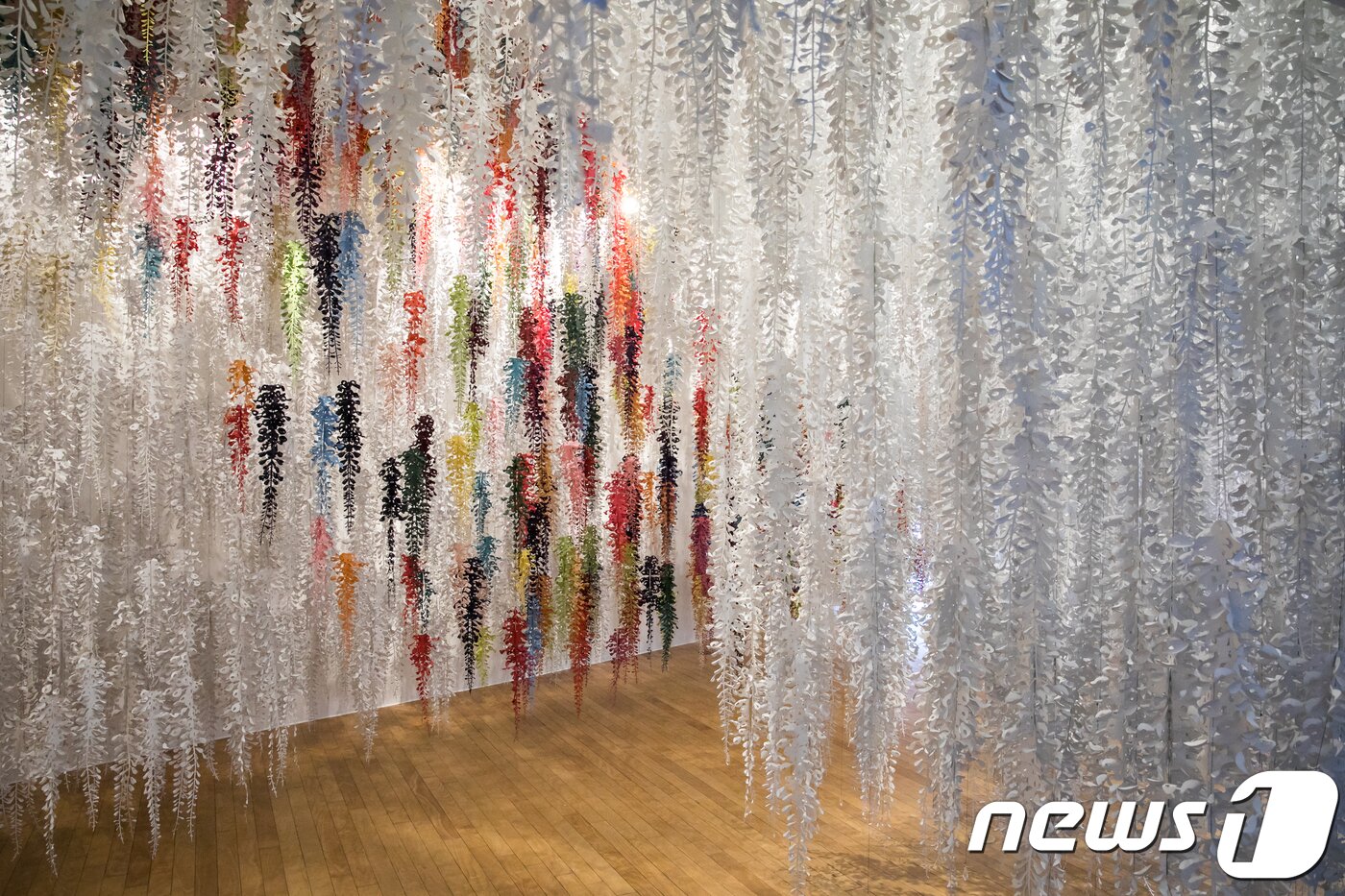 본문 이미지 - 스페인 디자인 그룹 '완다 바르셀로나'가 제작한 설치작품 '꽃잎에 스며든 설렘' .2017.12.6/뉴스1 ⓒ News1 박정환 기자