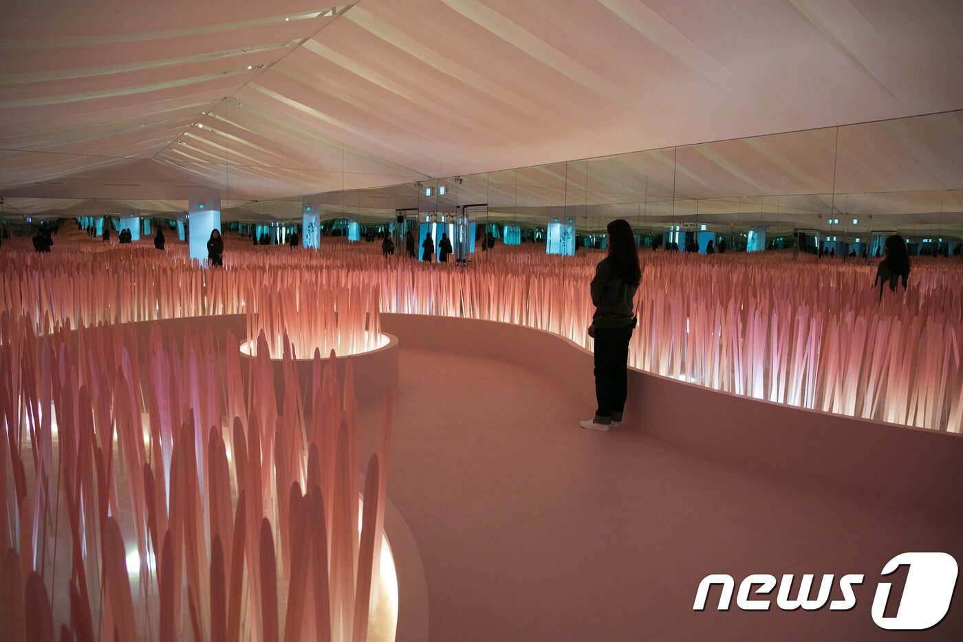 본문 이미지 - 국내 디자인 그룹인 마음 스튜디오가 제작한 설치작품 '그곳에 물든 기억' 전시 전경이다. 기획전 '페이퍼, 프레즌트: 너를 위한 선물'은 종이를 소재로 다양한 공예품을 선보이며, 오는 7일부터 내년 5월27일까지 서울 종로구 자하문로 대림미술관에서 열린다. 2017.12.6/뉴스1 ⓒ News1 박정환 기자