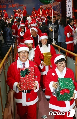 6일 오후 유성구청 대강당에서 열린 ‘소원을 말해봐’ 산타발대식에서 허태정 구청장을 비롯한 60명의 산타가 소원가구에 선물을 전달하러 가고 있다. © News1