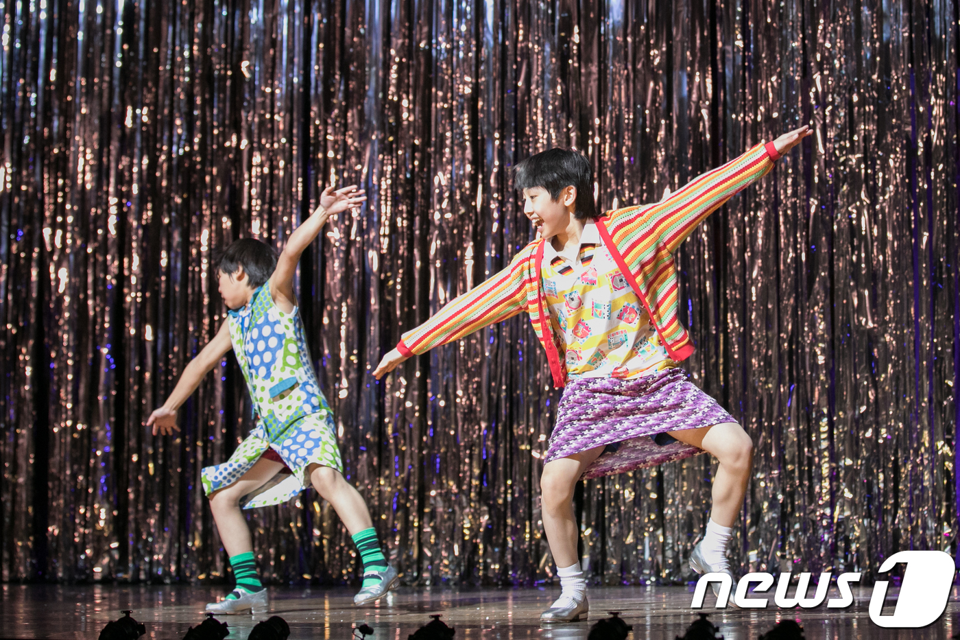 (서울=뉴스1) 박정환 기자 = 빌리엘리어트(오른쪽)와 마이클이 6일 서울 구로구 신도림동 디큐브아트센터에서 열린 뮤지컬 '빌리엘리어트' 주요장면 시연회에서 여장을 한 채로 개다리 …