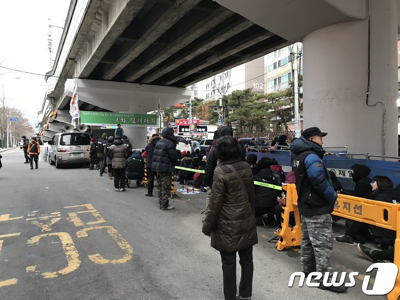 본문 이미지 - 6일 오후 서울 도봉구 창동역 서측 출구 인근에서 전국노점상총연합 북서부·북동부·강북지역과 민주노점상전국연합 소속 회원들이 &#39;창동역 노점개선사업 촉구 및 노점생존권 쟁취를 위한 1차 결의대회&#39;를 열고 있다. 2017.12.6/뉴스1 ⓒ News1 전민 기자