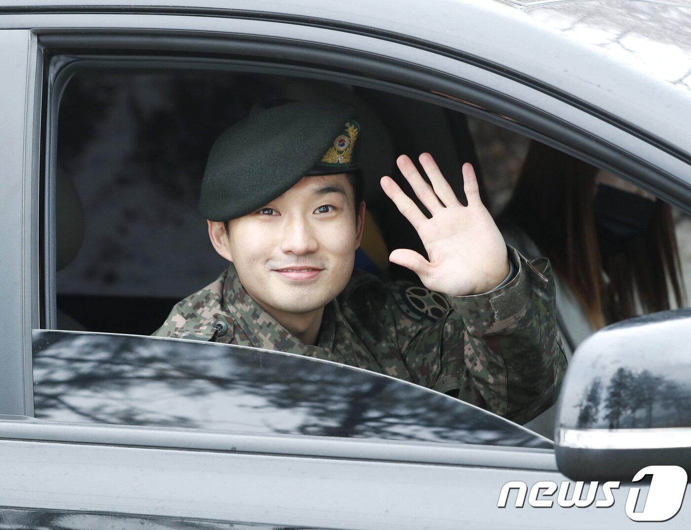 본문 이미지 - 배우 류덕환이 7일 오전 경기도 양평군에 위치한 20사단에서 21개월의 군복무를 마치고 제대했다. 류덕환이 위병소를 나서며 마중 나온 팬들에게 인사를 하고 있다. 류덕환은 지난해 3월 경기도 고양시 육군 9사단 신병교육대를 통해 현역 입대해 이곳에서 운전병으로 복무했다. 2017.12.7./뉴스1 ⓒ News1 권현진 기자