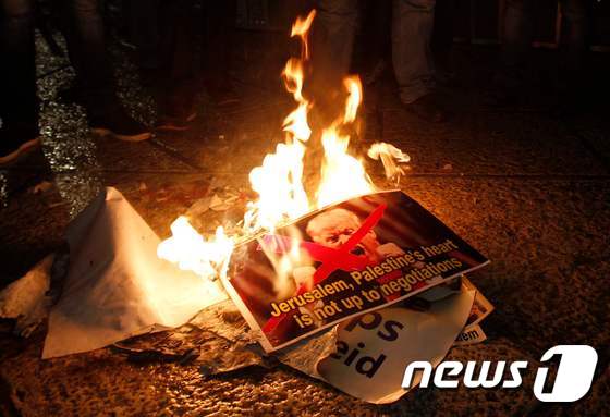 [사진] 트럼프 사진 불태우는 팔레스타인 시위대