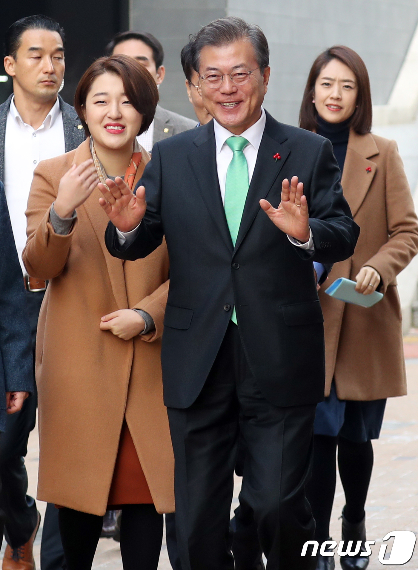 (서울=뉴스1) 김명섭 기자 = 문재인 대통령이 7일 서울 노원구 하계동 에너지제로 주택(EZ 하우스)에서 열린 '노원 제로에너지 실증단지 오픈하우스'행사에서 손을 흔들며 주민들에 …