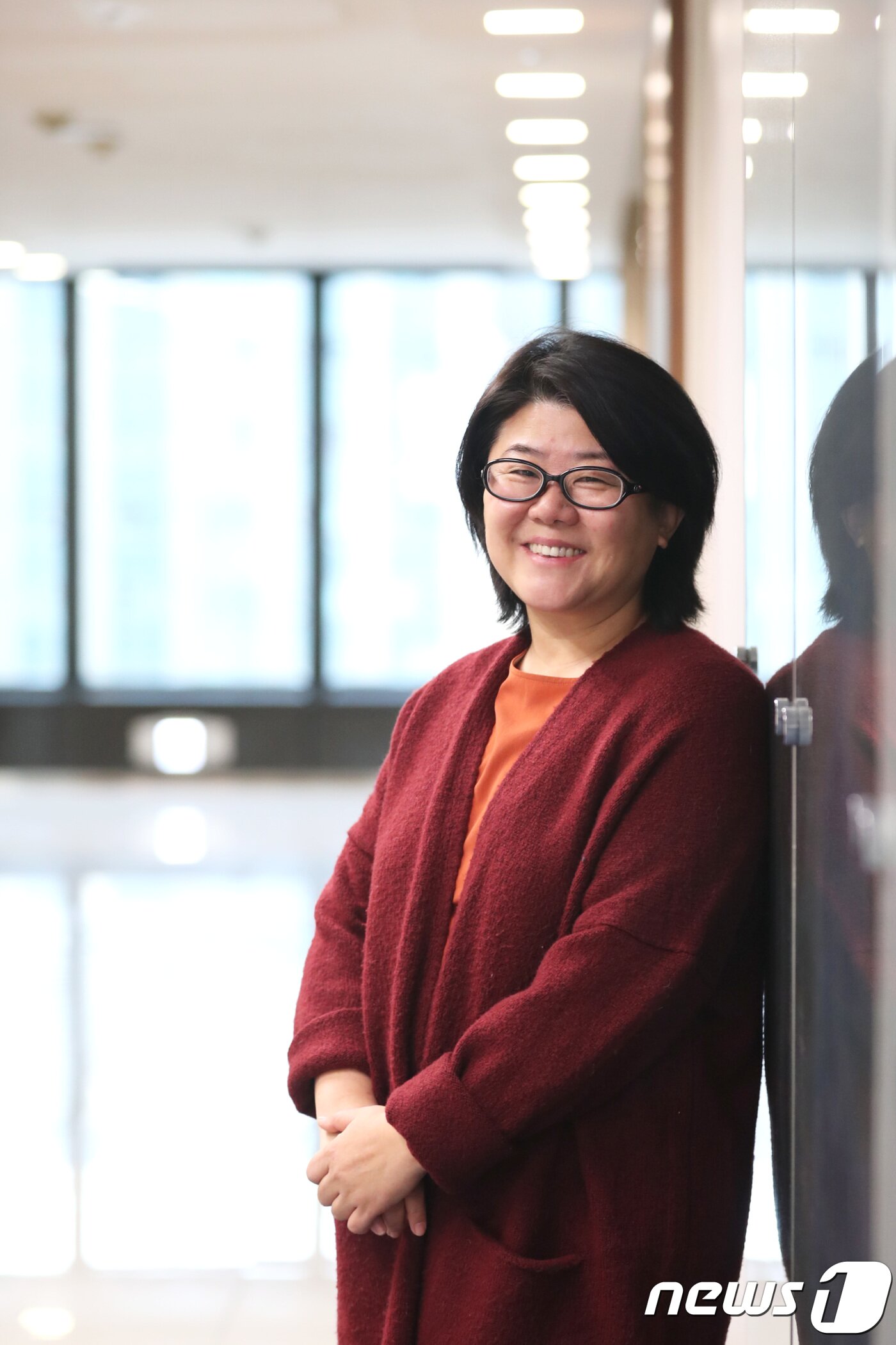 본문 이미지 - 배우 이정은이 6일 오후 서울 종로구에 위치한 뉴스1 본사를 찾아 인터뷰에 앞서 포즈를 취하고 있다. 2017.12.6/뉴스1 ⓒ News1 임세영 기자