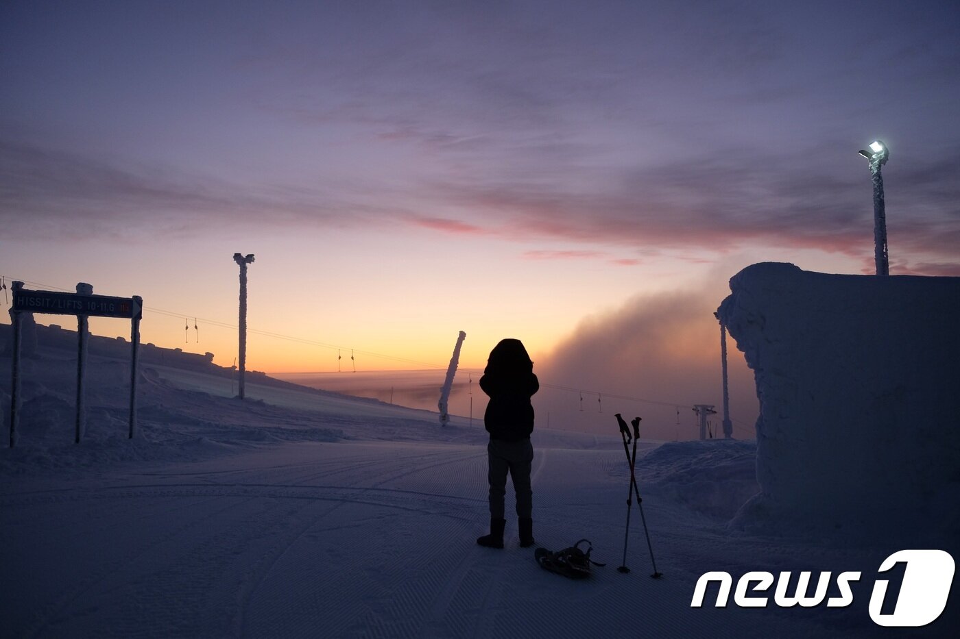 본문 이미지 - 해가 떠오르기 전 하늘은 붉게 물들고 있다.ⓒ News1 윤슬빈 기자