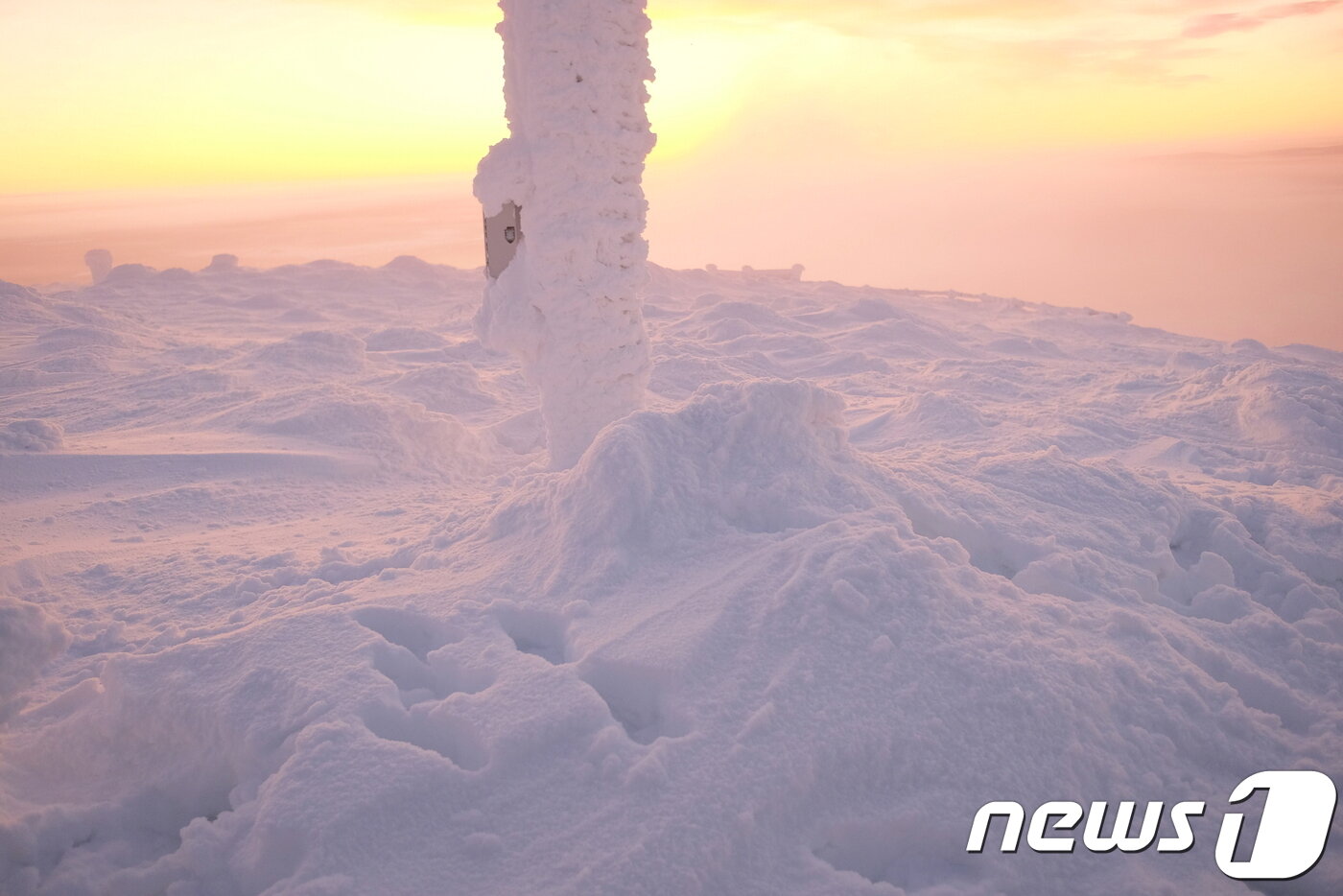 본문 이미지 - 매서운 바람의 흔적을 느낄 수 있는 수북히 쌓인 눈들ⓒ News1 윤슬빈 기자