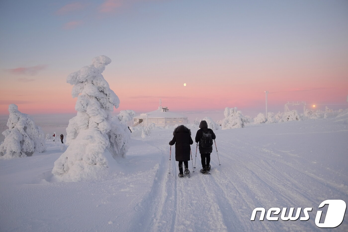 본문 이미지 - 스노우 슈즈를 신고 산장을 향해 걷고 있는 여행객들.ⓒ News1 윤슬빈 기자