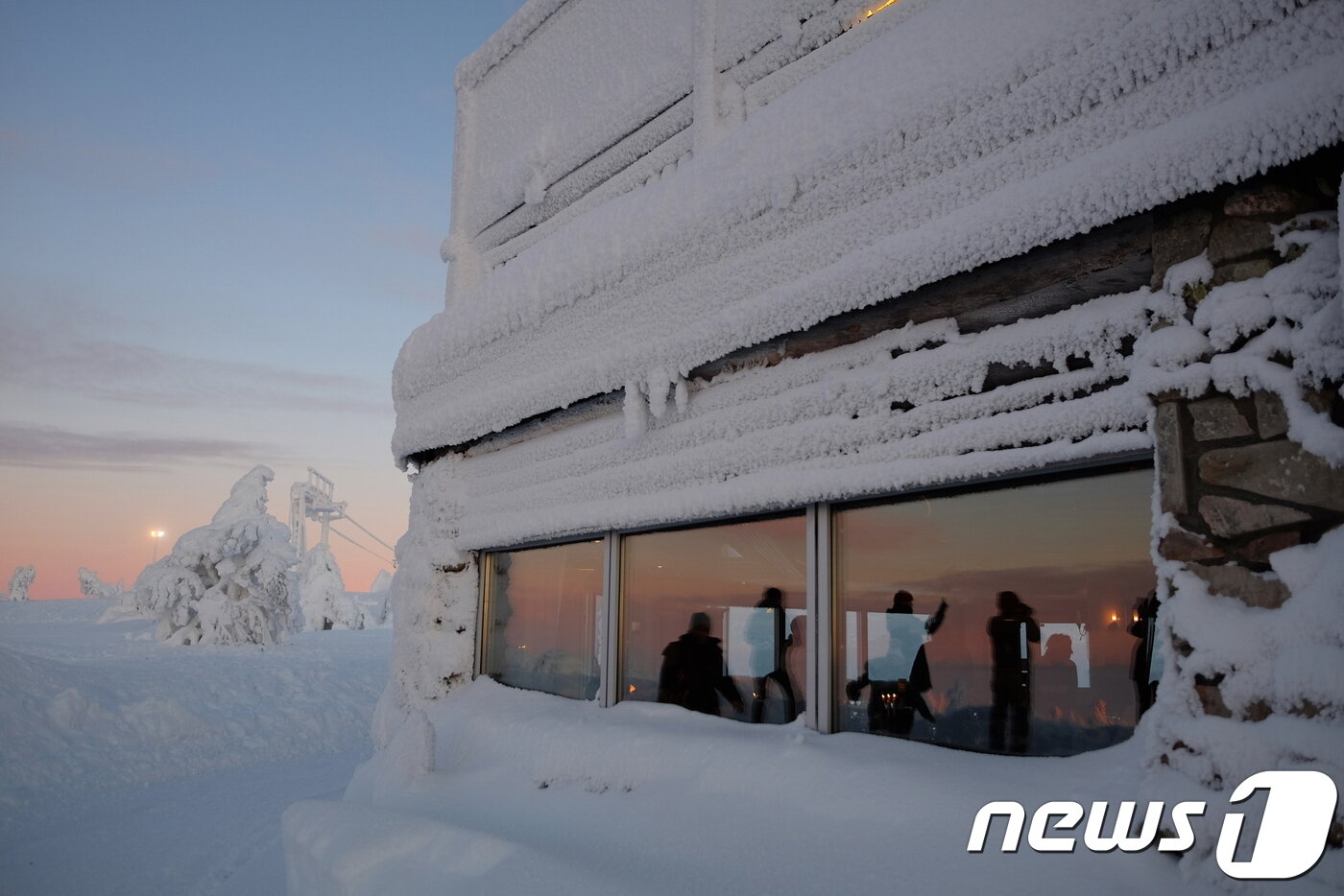 본문 이미지 - 산장 외관도 온통 눈으로 뒤덮여 있다.ⓒ News1 윤슬빈 기자