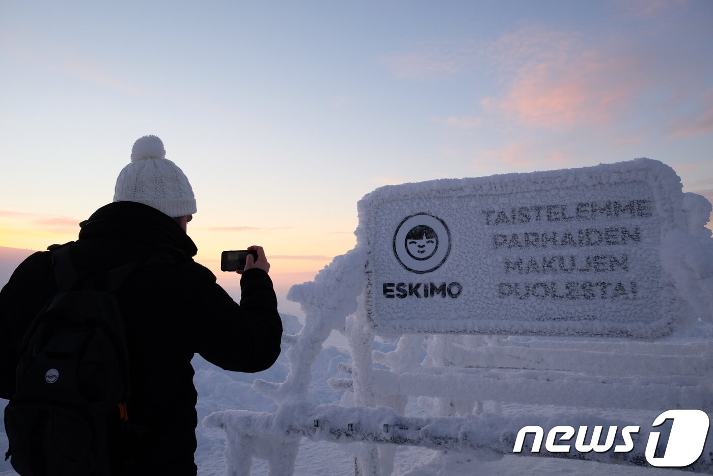 본문 이미지 - 눈으로 뒤덮인 표지판을 사진 찍고 있는 여행객의 모습ⓒ News1 윤슬빈 기자