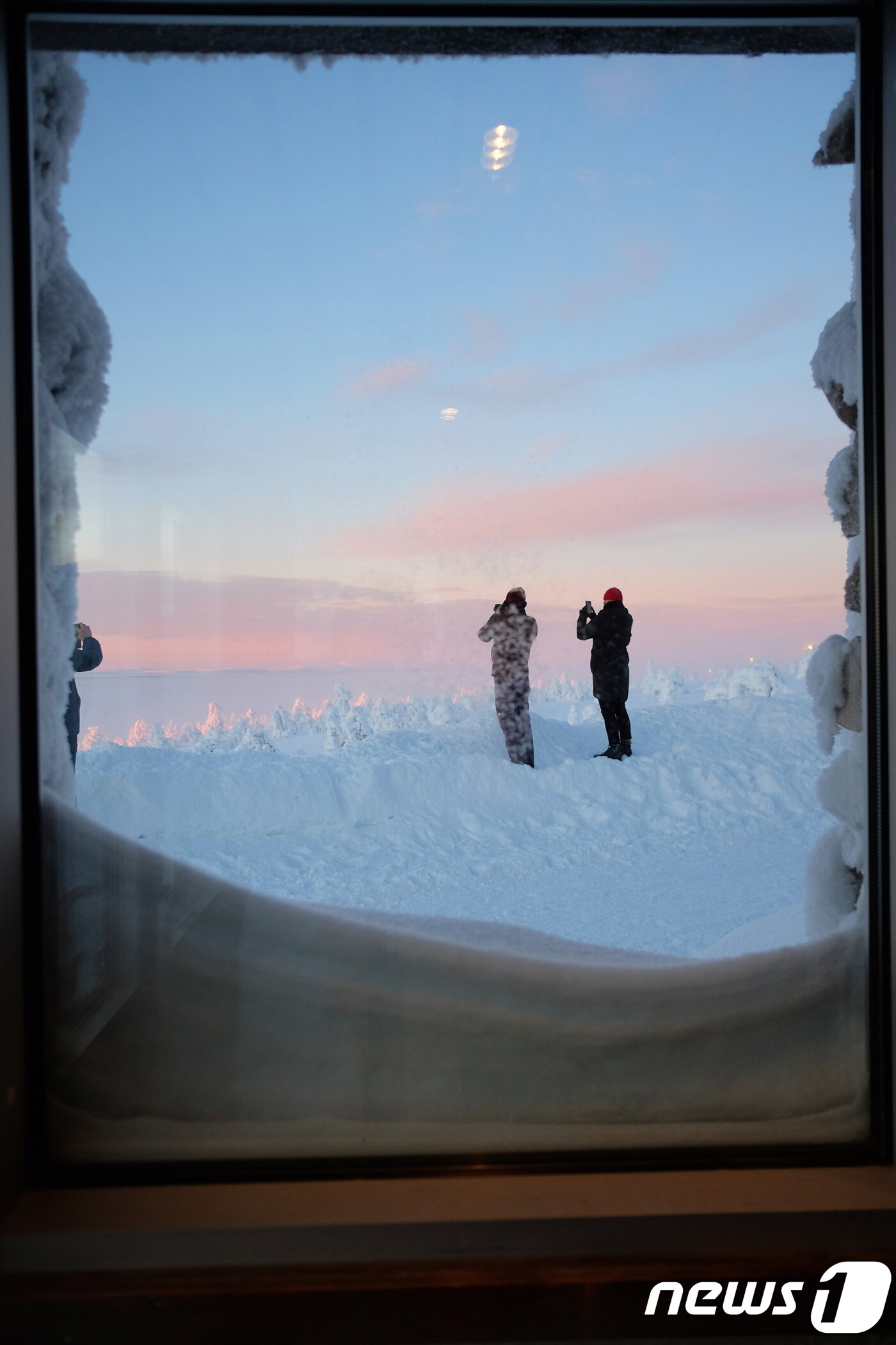 본문 이미지 - 산장 창문으로 쌓인 눈에 단면을 볼 수 있다. 저 멀리 스노우 몬스터를 찍고 있는 여행객들.ⓒ News1 윤슬빈 기자