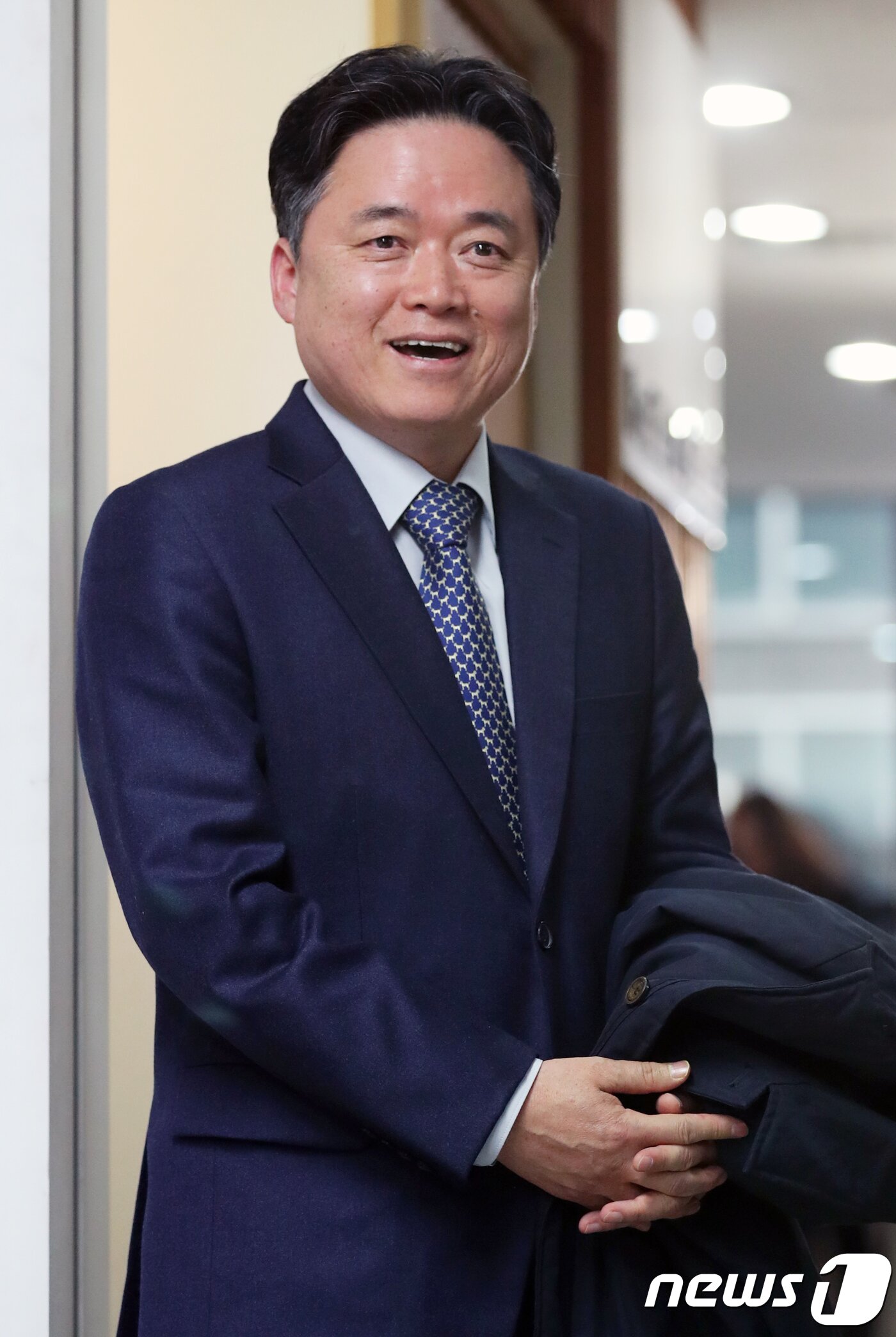 본문 이미지 - 최승호 뉴스타파 PD가 7일 서울 영등포구 여의도 방송문화진흥회 사무실에서 열린 MBC 사장 후보 면접을 마치고 미소를 짓고 있다.  2017.12.7/뉴스1 ⓒ News1 송원영 기자