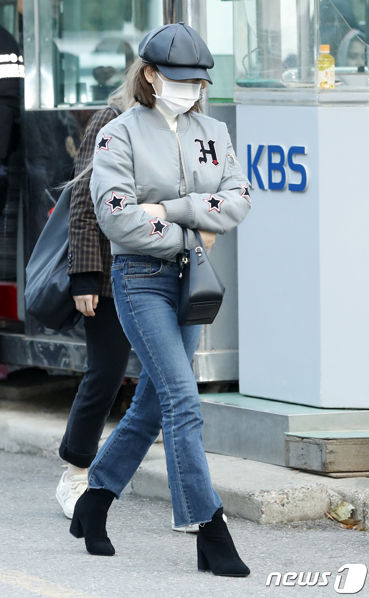 (서울=뉴스1) 권현진 기자 = 레드벨벳 예리가 8일 오전 서울 여의도 KBS 신관 공개홀에서 열린 KBS 2TV '뮤직뱅크'(뮤뱅) 리허설에 참석하기 위해 방송국으로 들어서고 있 …