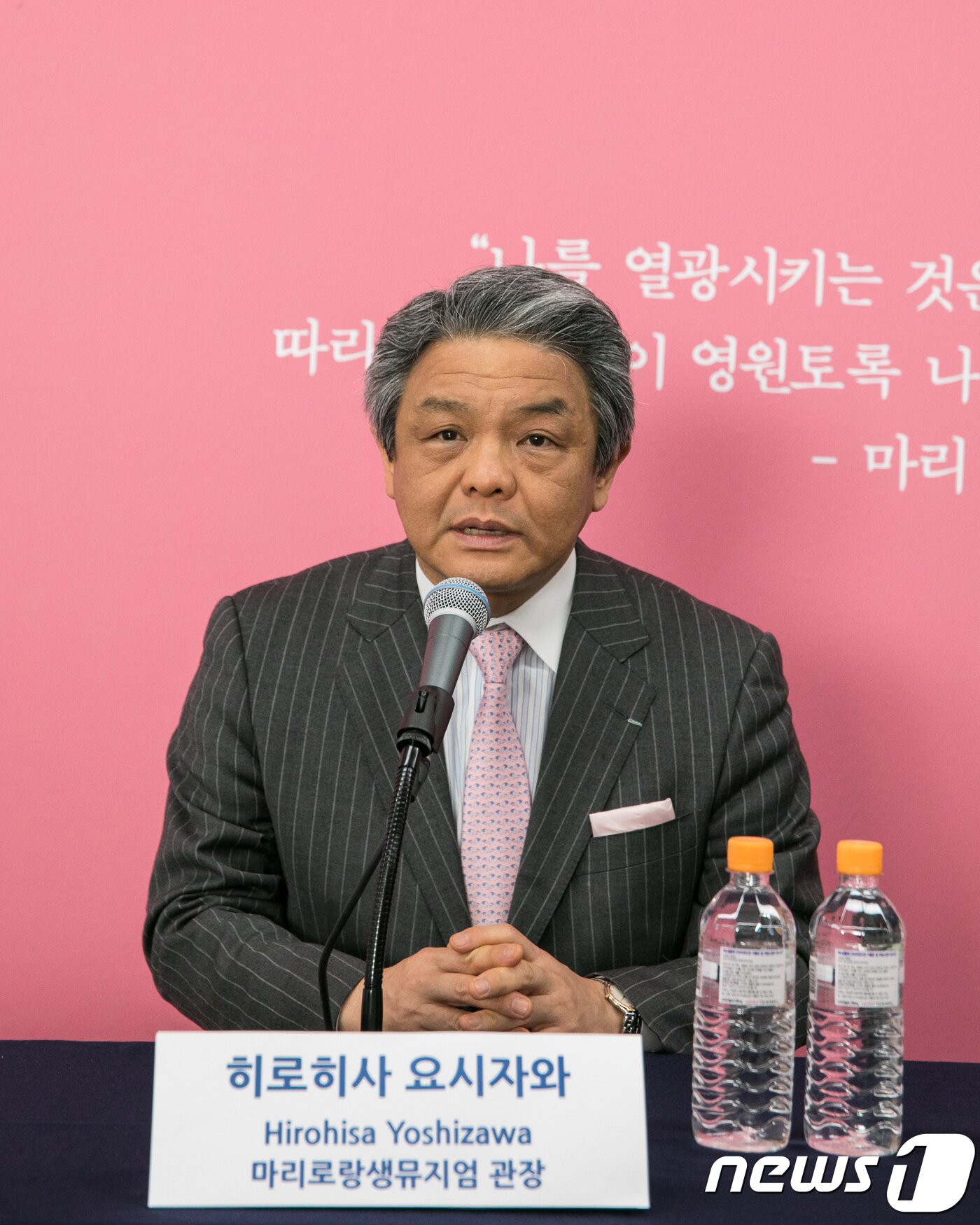 본문 이미지 - 히로히사 요시자와 일본 마리 로랑생 뮤지엄 관장이 8일 서울 서초구 서초동 예술의전당 한가람미술관에서 열린 기자간담회에서 마리 로랑생(1883-1956)에 관해 설명하고 있다. 2017.12.8/뉴스1 ⓒ News1 박정환 기자