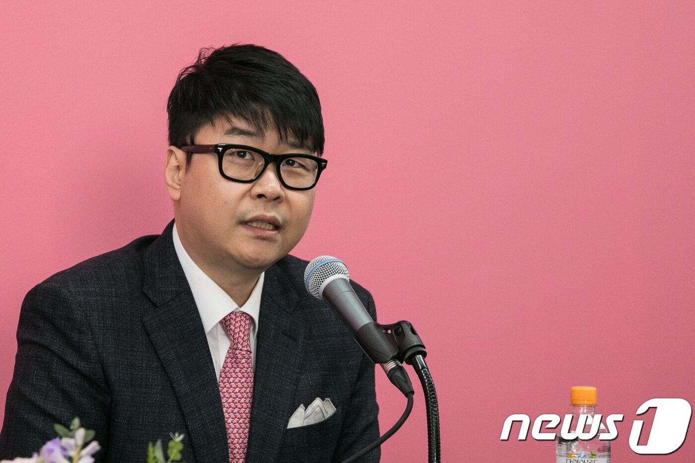 본문 이미지 - 스티브 김(한국명 김대성) 가우디움어소시에이츠 대표가 8일 서울 서초구 서초동 예술의전당 한가람미술관에서 열린 기자간담회에서 마리 로랑생의 작품세계를 설명하고 있다. 7.12.8/뉴스1 ⓒ News1 박정환 기자