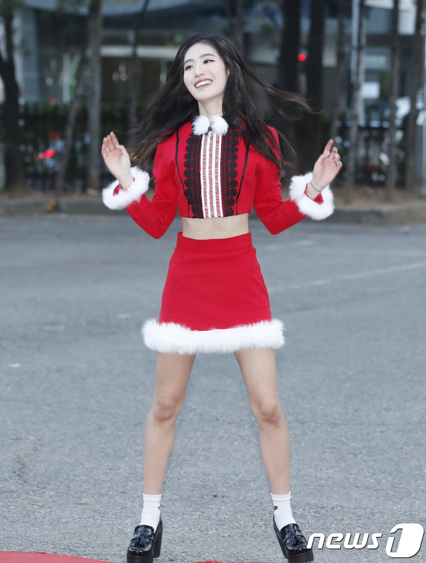 (서울=뉴스1) 권현진 기자 = 가수 유설이 8일 오전 서울 여의도 KBS 신관 공개홀에서 열린 KBS 2TV '뮤직뱅크'(뮤뱅) 리허설에 참석하기 위해 방송국으로 들어서며 인사를 …