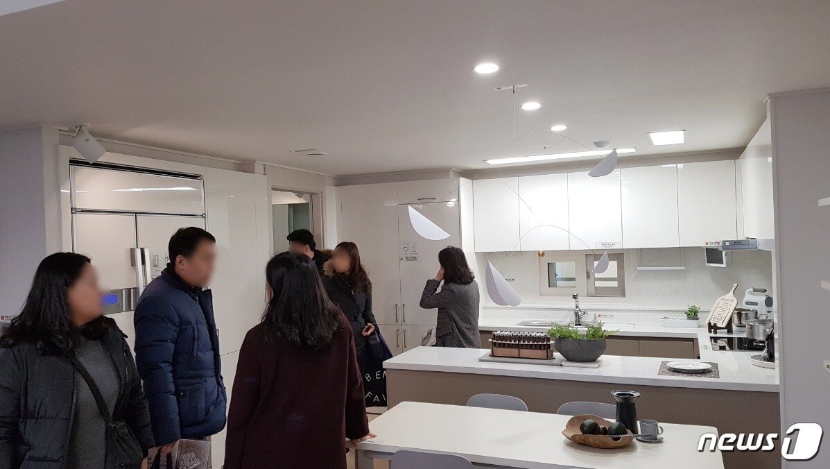 본문 이미지 - 'e편한세상 송파 파크센트럴' 모델하우스에 마련된 유니트를 둘러보는 방문객들의 모습ⓒ News1