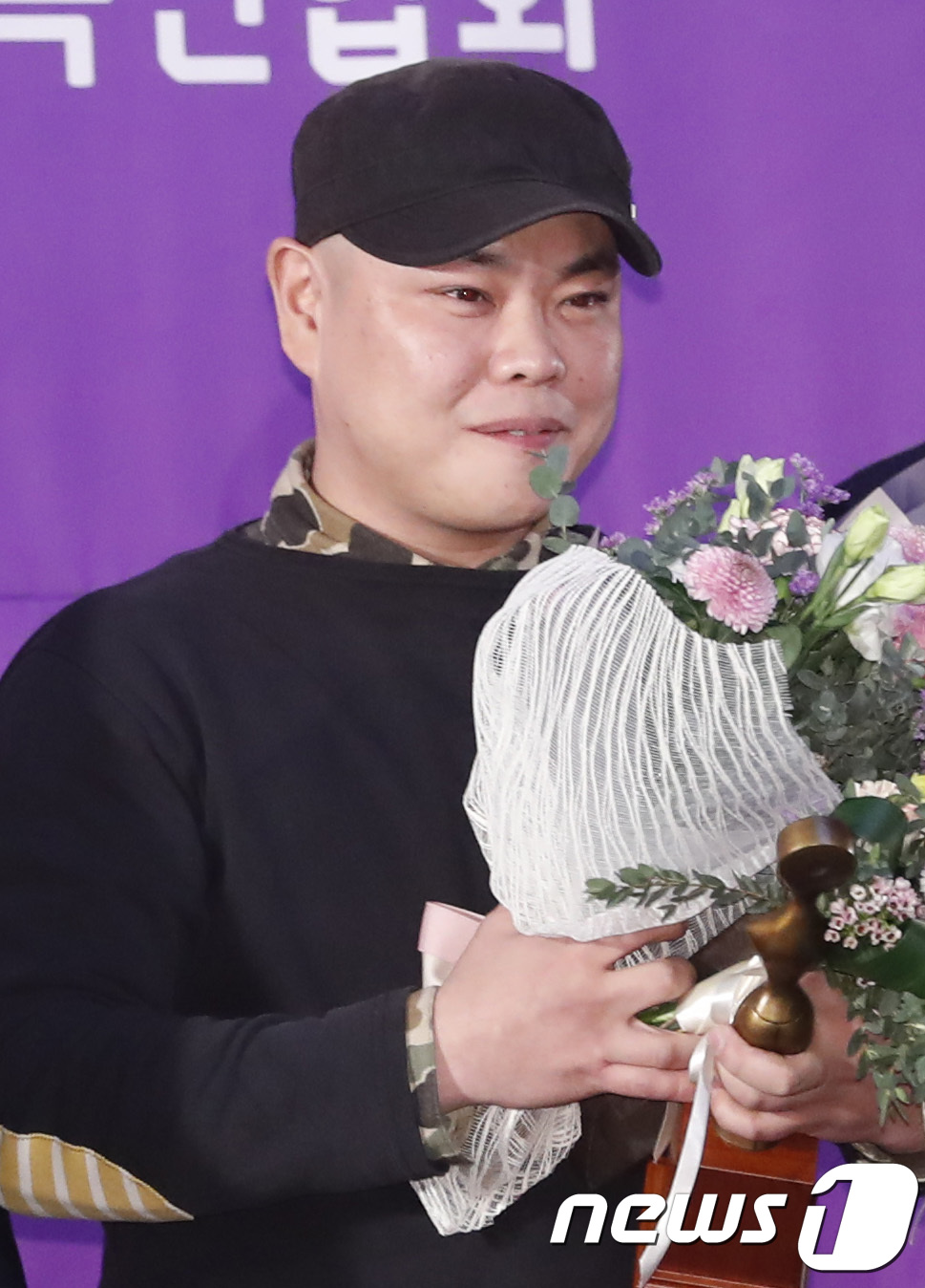 (서울=뉴스1) 권현진 기자 = 최제락 감독이 8일 오후 서울 KBS에서 열린 ‘2017 그리메상’에 참석해 드라마 '사랑의 온도'로 우수작품상을 수상한 뒤 포즈를 취하고 있다. …