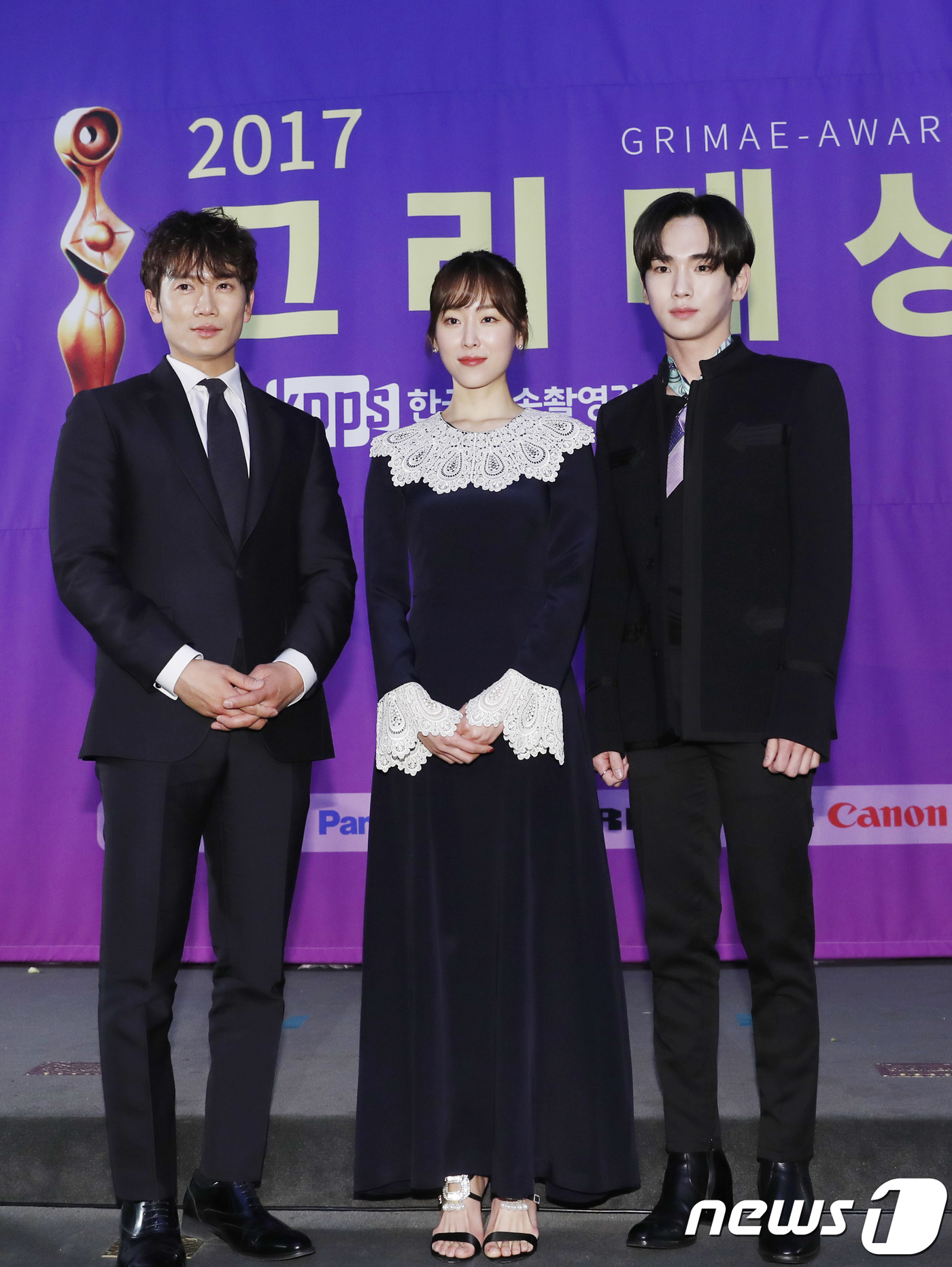 (서울=뉴스1) 권현진 기자 = 배우 지성(왼쪽부터), 서현진, 키가 8일 오후 서울 KBS에서 열린 ‘2017 그리메상’에 참석해 수상을 한 뒤 포즈를 취하고 있다. 2017.1 …