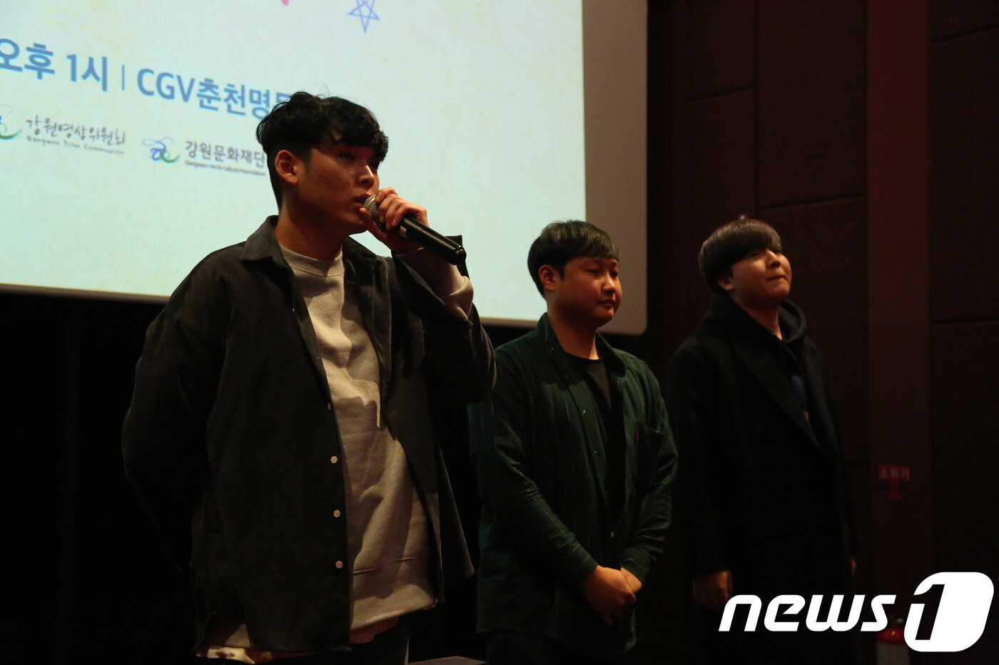 본문 이미지 - 9일 오후 강원 춘천시 CGV 춘천 명동에서 열린 2017 강원 대학생 영화제에서 대학생 감독들이 작품을 설명하고 있다.ⓒ News1