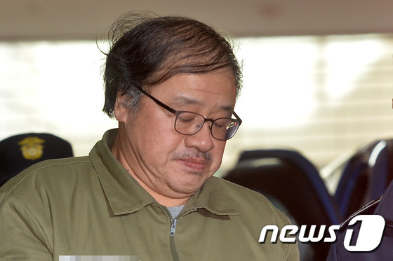 (서울=뉴스1) 구윤성 기자 = 구속 수감중인 안종범 전 청와대 정책조정수석이 1일 오후 조사를 받기 위해 서울 강남구 대치동 특검사무실로 소환되고 있다. 2017.2.1/뉴스1