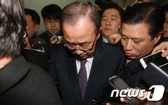 본문 이미지 - 반기문 전 UN 사무총장이 2017년 2월1일 오후 서울 여의도 국회 정론관에서 기자회견을 열고 대선 불출마 선언을 한 후 자리를 뜨고 있다.  ⓒ News1 손형주 기자