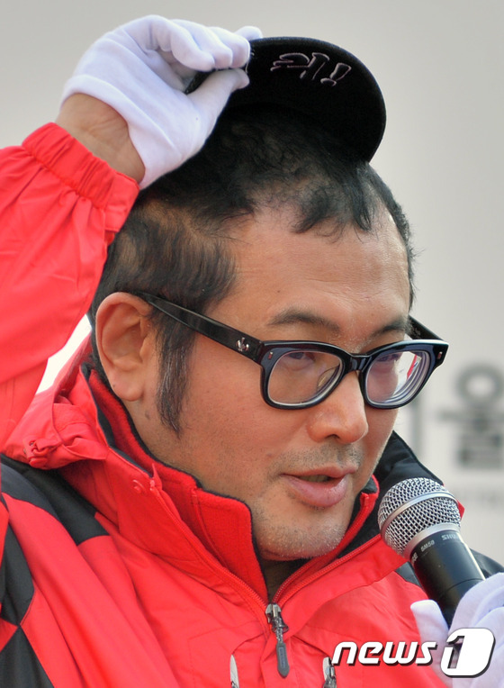 (서울=뉴스1) 김명섭 기자 = 1일 오후 서울 광화문광장에서 열린 사랑의 온도탑 폐막식에서  홍보대사인 김보성이 대국민 감사의 인사를 하고 있다. . 지난달 31일까지 사회복지공 …