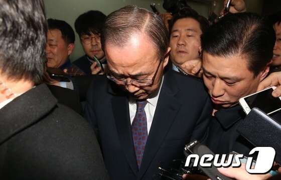 본문 이미지 - 반기문 전 유엔사무총장이 전격적으로 불출마를 선언한 뒤 국회 정론관을 떠나고 있다. ⓒ News1