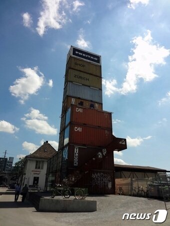 본문 이미지 - 컨테이너 9개를 쌓아 올린 프라이탁 취리히 본사.ⓒ News1 윤슬빈 기자