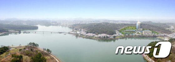 본문 이미지 - 전북 군산시 은파호수공원 내에 들어설 '호텔 오티엄' 전망도.ⓒ News1