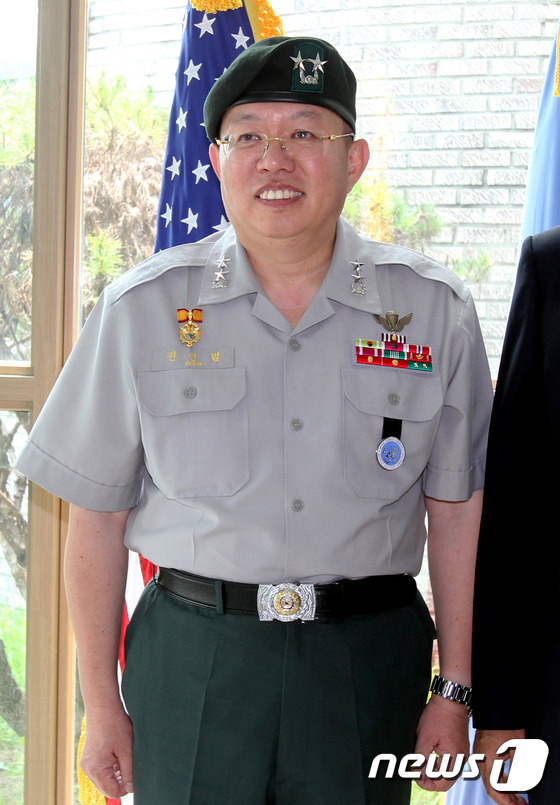 (서울=뉴스1) = 야권 진영의 유력 대권주자인 문재인 전 더불어민주당 대표가 국방·안보 분야의 자문으로 영입한 전인범 전 특전사령관이 캠프 활동을 접고 연수하던 미국으로 돌아가겠 …