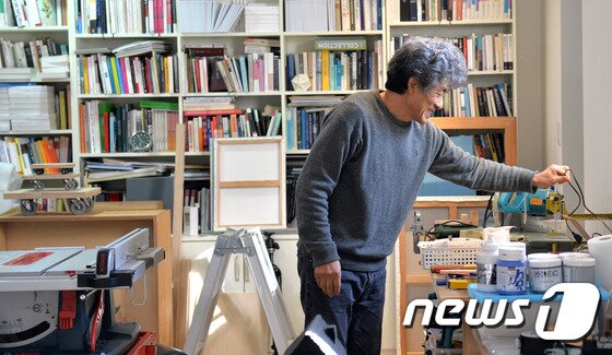 본문 이미지 - 안규철 작가가 10일 서울 종로구 평창동 자택 작업실에서 작업도구를 정리하고 있다. 2017.2.10/뉴스1 ⓒ News1 구윤성 기자