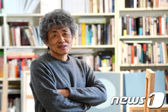 본문 이미지 - 안규철 작가가 10일 서울 종로구 평창동 자택 작업실에서 뉴스1과 인터뷰하고 있다. 2017.2.10/뉴스1 ⓒ News1 구윤성 기자