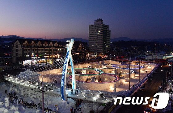 본문 이미지 - 10일 오후 강원도 평창 대관령 송천 일대에서 열리고 있는 대관령 눈꽃축제장의 아름다운 야경이 방문객들에게 또다른 볼거리를 제공하고 있다. (평창군 제공).2017.2.11/뉴스1 ⓒ News1