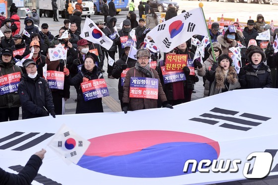朴 대통령 탄핵 반대 외치는 보수단체