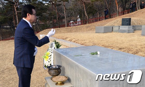 본문 이미지 - 성장현 용산구청장이 13일 오전 서울 용산구 효창공원 삼지사의 묘에서 안중근 의사의 사형선고일인 2월 14일을 기리며 참배하고 있다. 용산구는 안중근 의사가 사형선고를 받은 2월 14일을 기억하자는 의미에서 이번 추모행사를 기획했다. 0217.2.13/뉴스1 ⓒ News1 최현규 기자