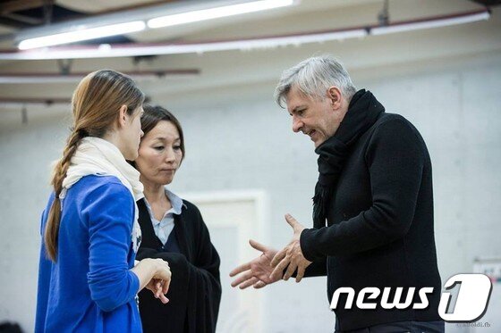 본문 이미지 - 연극 '메디아' 연습 중인 이혜영 배우(중앙)과 로버트 알폴디 연출 ⓒ News1