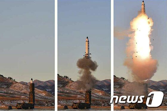 본문 이미지 - 북한의 신형 중거리탄도미사일(IRBM)인 북극성-2가 지난 2017년 2월 12일 평안북도 구성시 인근 지역에서 하늘로 솟구쳐 오르고 있다. (노동신문) 2017.2.13 ⓒ 뉴스1