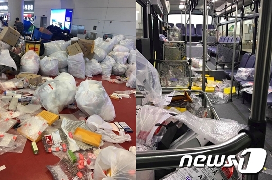 제주국제공항 국제선 대합실(왼쪽)과 버스(오른쪽) 안이 쓰레기로 뒤덮여 있다. 해당 쓰레기는 공항 내 면세품 인도장에서 물품을 수령한 중국인 관광객들이 부피를 줄이기 위해 무단으로 투기한 포장지 등이 주를 이루고 있다. (페이스북 캡처) 2017.02.13/뉴스1 © News1