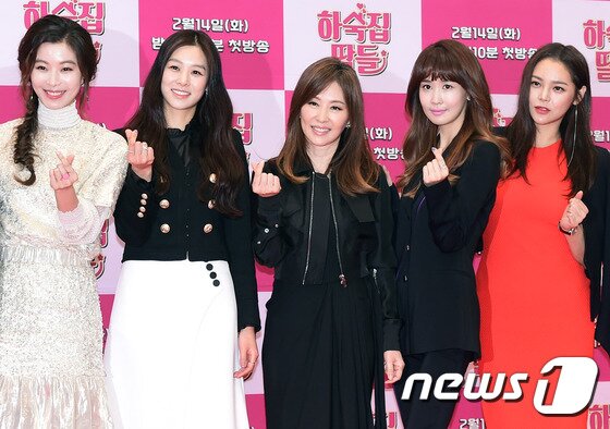 본문 이미지 - 배우 윤소이, 장신영, 이미숙, 이다해, 박시연(왼쪽부터)이 14일 오전 서울 여의도 kbs홀에서 열린 KBS2 새 예능 프로그램 ‘하숙집 딸들’ 제작발표회에 참석해 포즈를 취하고 있다. ⓒ News1star / 권현진 기자