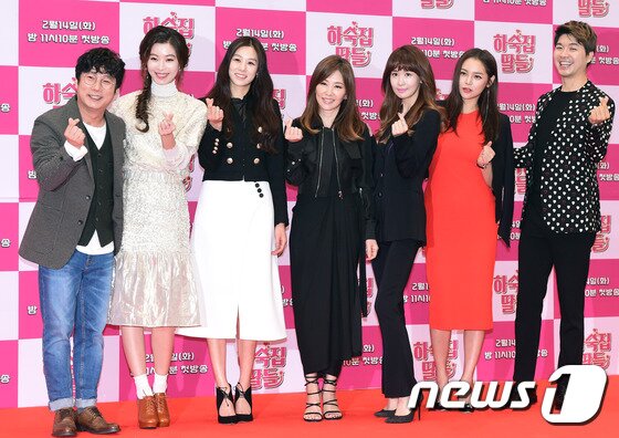 본문 이미지 - 14일 오전 서울 여의도 kbs홀에서 열린 KBS2 새 예능 프로그램 ‘하숙집 딸들’ 제작발표회에 참석한 이수근, 윤소이, 장신영, 이미숙, 이다해, 박시연, 박수홍(왼쪽부터)이 포즈를 취하고 있다. ⓒ News1star / 권현진 기자