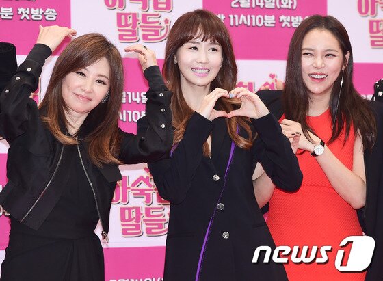 본문 이미지 - 배우 이미숙, 이다해, 박시연(왼쪽부터)이 14일 오전 서울 여의도 kbs홀에서 열린 KBS2 새 예능 프로그램 ‘하숙집 딸들’ 제작발표회에 참석해 포즈를 취하고 있다. ⓒ News1star / 권현진 기자