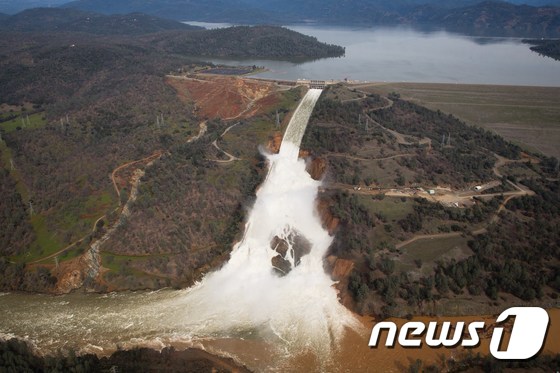 (오로빌 AFP=뉴스1) 우동명 기자 = 13일(현지시간)  캘리포니아 주 오로빌 댐이 범람 위기에 처해 긴급 배수로를 통해 불을 빼고 있다. 당국은 이날 200000명의 주변 지 …