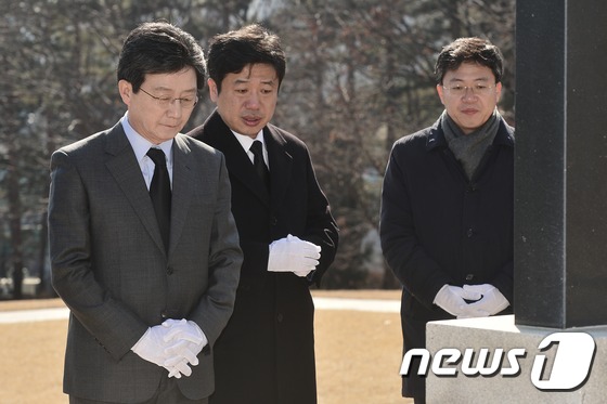 (서울=뉴스1) 민경석 기자 = 유승민 바른정당 의원이 14일 오후 서울 용산구 효장공원 내 안중근 의사 가묘와 삼의사(이봉창, 윤봉길, 백정기)묘를 둘러보고 있다.2월 14일은 …