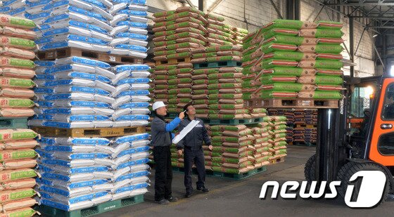 본문 이미지 - 대전 한 사료공장에서 직원이 생산된 소 사료 포대를 재고 조사 하고 있다.  ⓒ News1 주기철 기자
