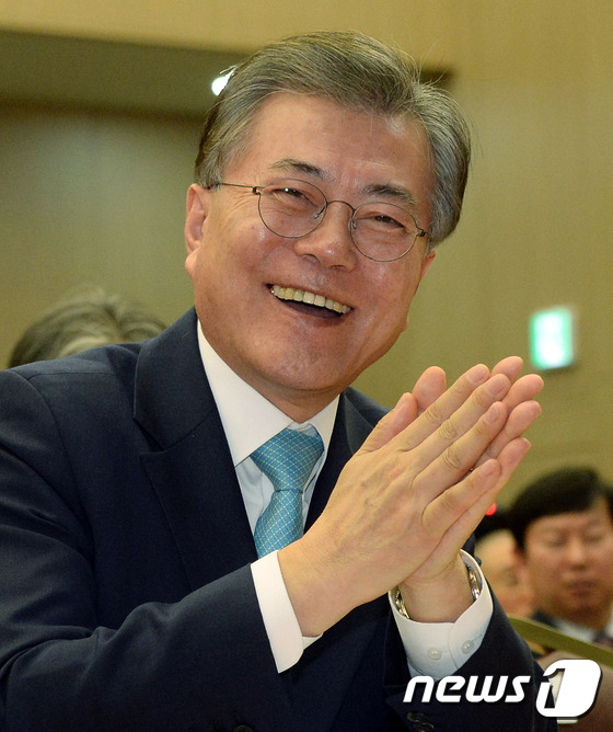 (세종=뉴스1) 장수영 기자 = 문재인 전 더불어민주당 대표가 14일 세종시 어진동 정부세종컨벤션센터에서 열린 2017 국가균형발전선언 13주년 기념식에서 박수를 치고 있다. 20 …