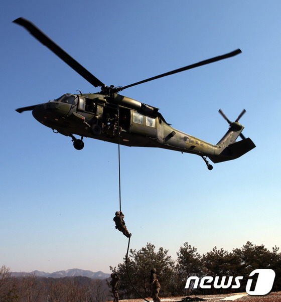(화천=뉴스1) 홍성우 기자 = 14일 강원 화천군 신대리 411고지에서 육군 7사단 수색대대와 헌병대대 특임소대가 공중강습작전 능력과 대테러작전 능력 배양을 위해 UH-60헬기에 …